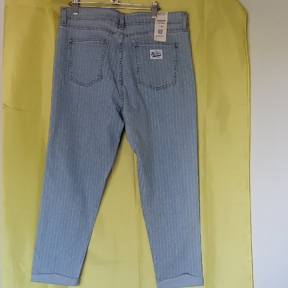 LEVI  Strauss  Boyfriend Light Blue Striped Women's Jeans Size 12 - Picture 4 of 16